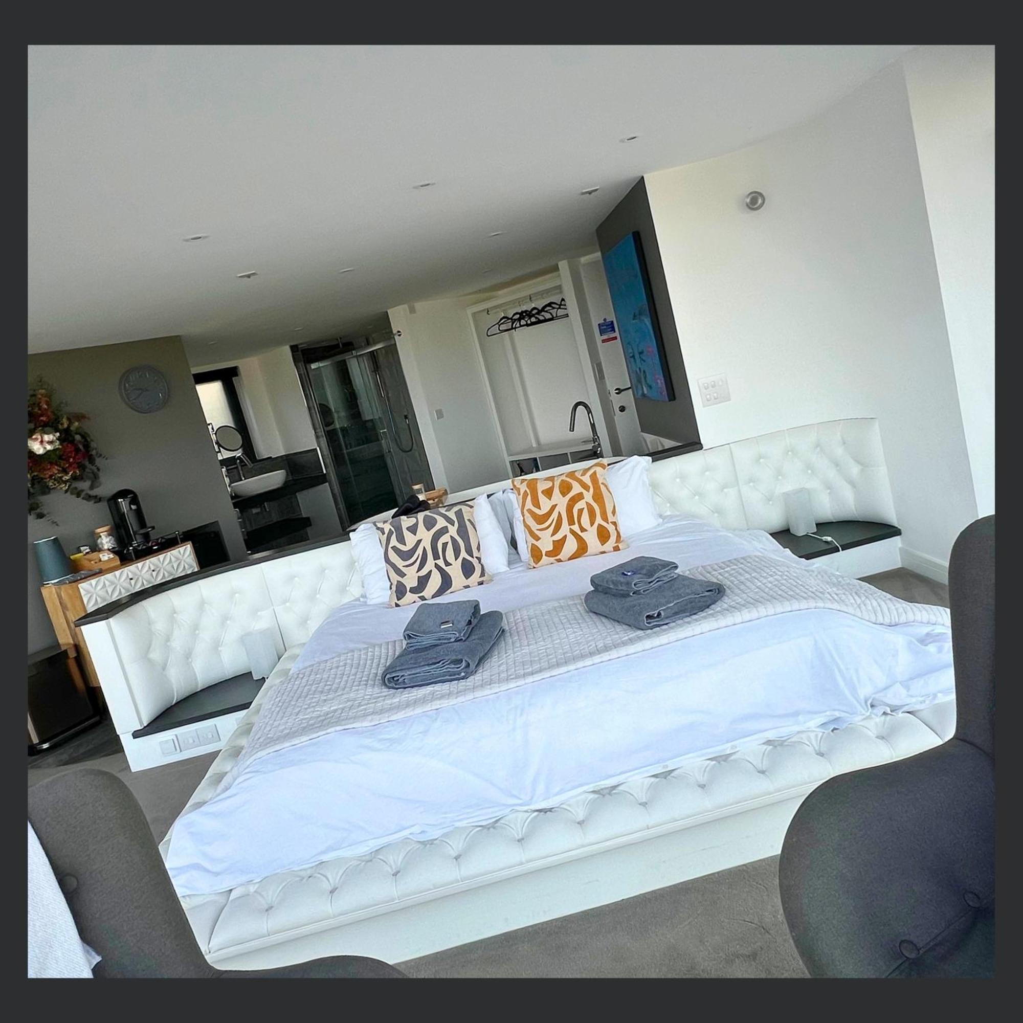 Uno St Ives - Luxury Serviced Accommodation Экстерьер фото